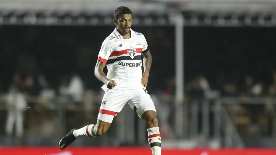 Luiz Gustavo recebe alta e será reavaliado em dez dias