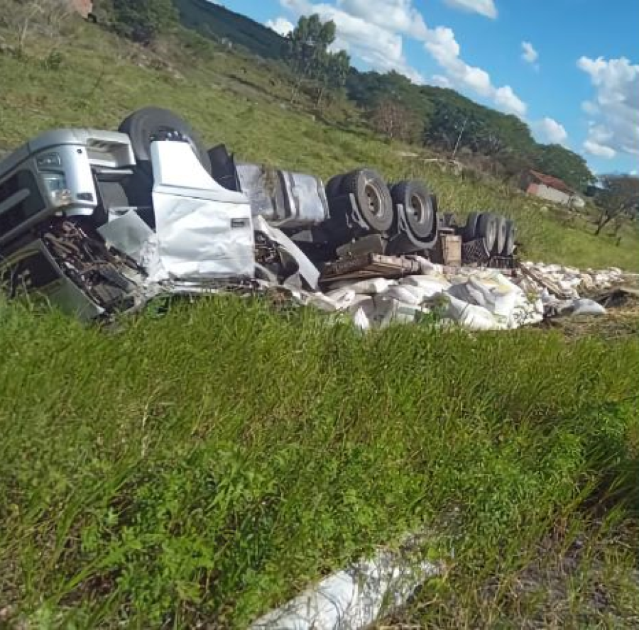 Carreta carregada de soja tomba na PE-193 em Capoeiras