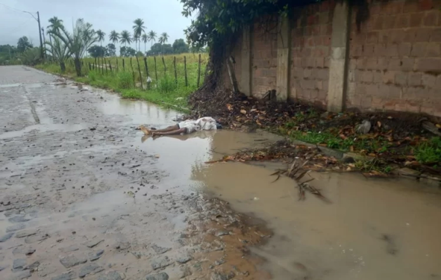 HOMEM É ENCONTRADO MORTO APÓS SER TORTURADO E ASFIXIADO EM ESTRADA RURAL DE CARPINA