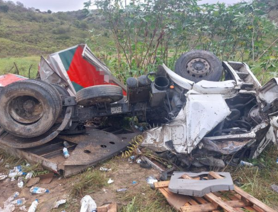 Caminhão tomba na BR-104 em Panelas e motorista fica ferido