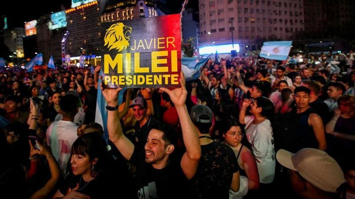 'A mudança venceu o medo': 3 fatores que explicam a contundente vitória de Milei nas urnas da Argentina